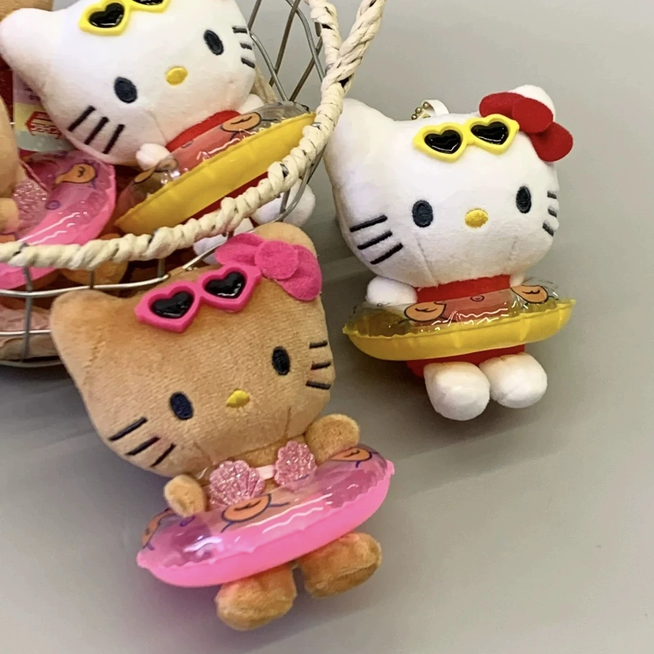 Anime saniro olá kitty anel de natação boneca de pelúcia chaveiro pingente dos desenhos animados kt gato kawaii praia estilo mochila decoração presentes