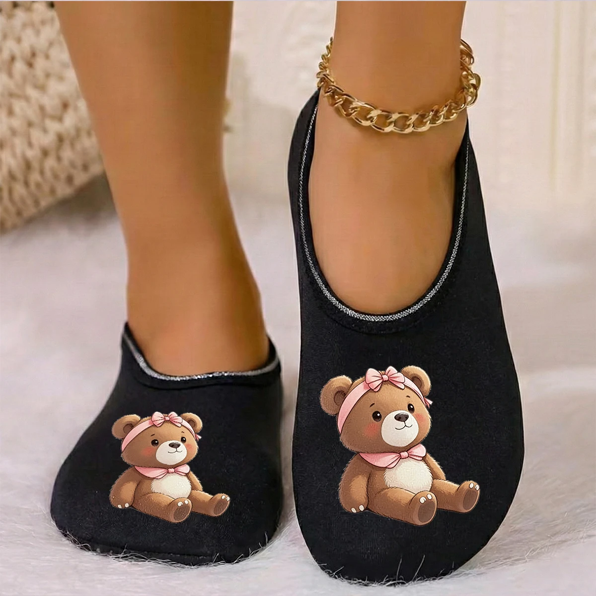 شبشب نسائي لطيف يمكن ارتداؤه في الفصول الأربعة مطبوع عليه دمية دب من جلد الغزال يسمح بمرور الهواء ومرونة عالية في الأماكن المغلقة ومضاد للانزلاق