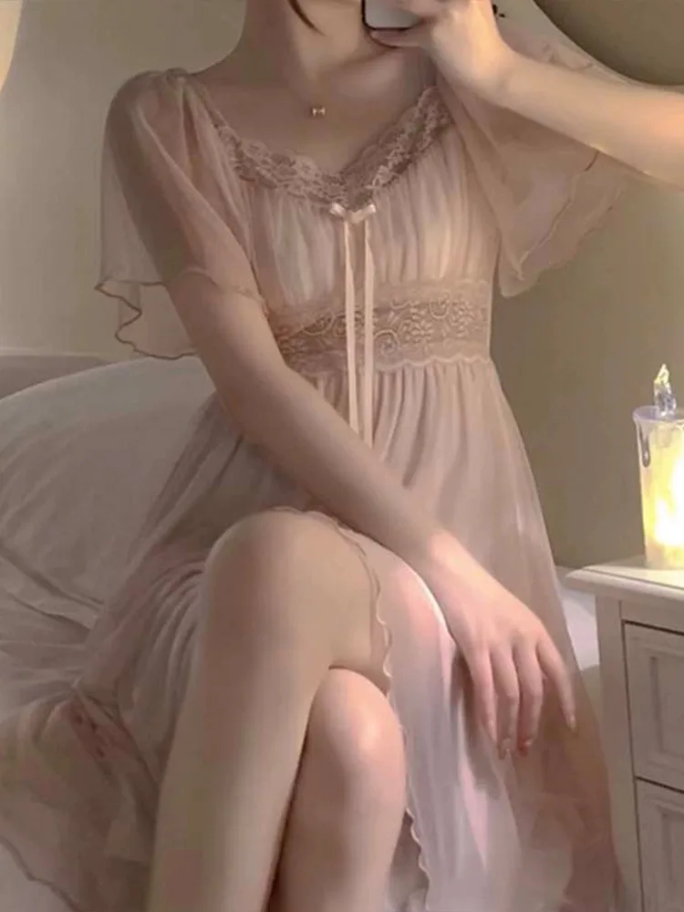 قميص نوم نسائي صيفي مثير جديد 2025 بتصميم راقٍ مزين بالدانتيل وحمالات رفيعة، ملابس منزلية أنيقة