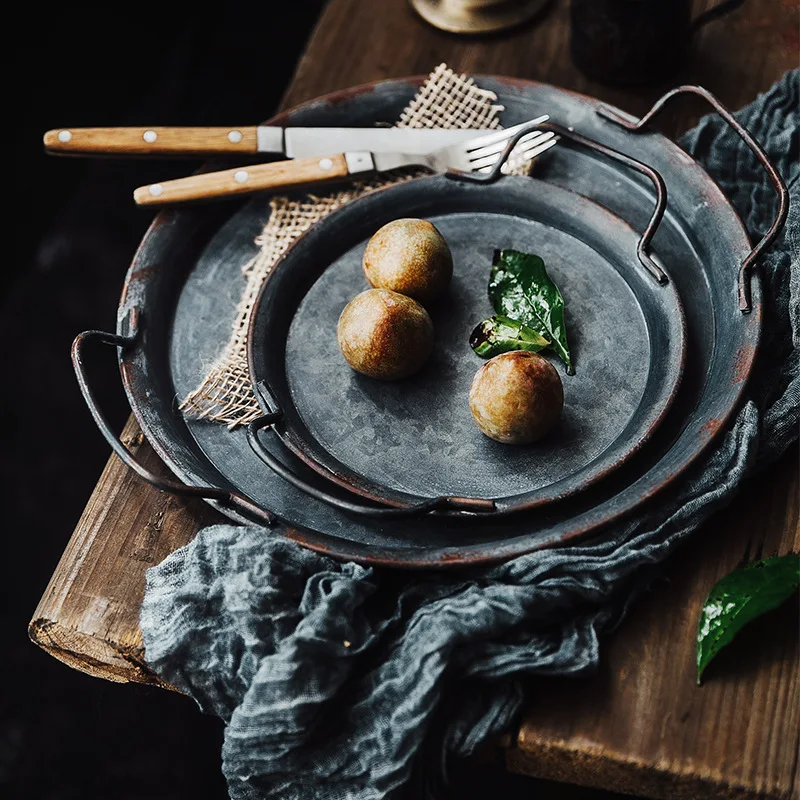 C2 European Retro Metal Plate Dishes With Handle Round Vintage Storage Bread Tray Home Decoration Tableware Dinner Plates Sets