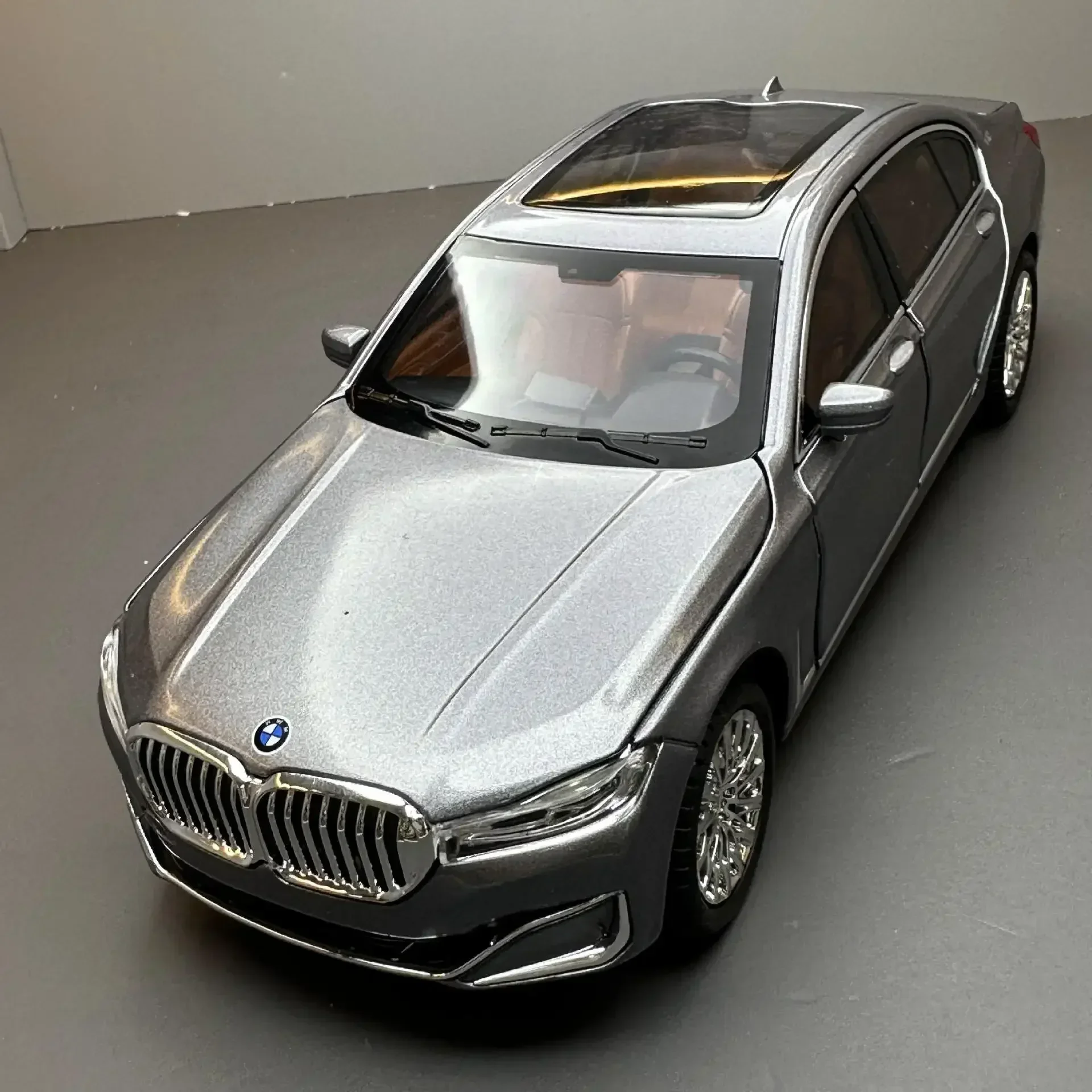 1/24 BMW 760Li Computer Desktop Ornaments Alloy Metal Diecast Model Car Computer Host DIY Decor Living Room Decorations For Teen