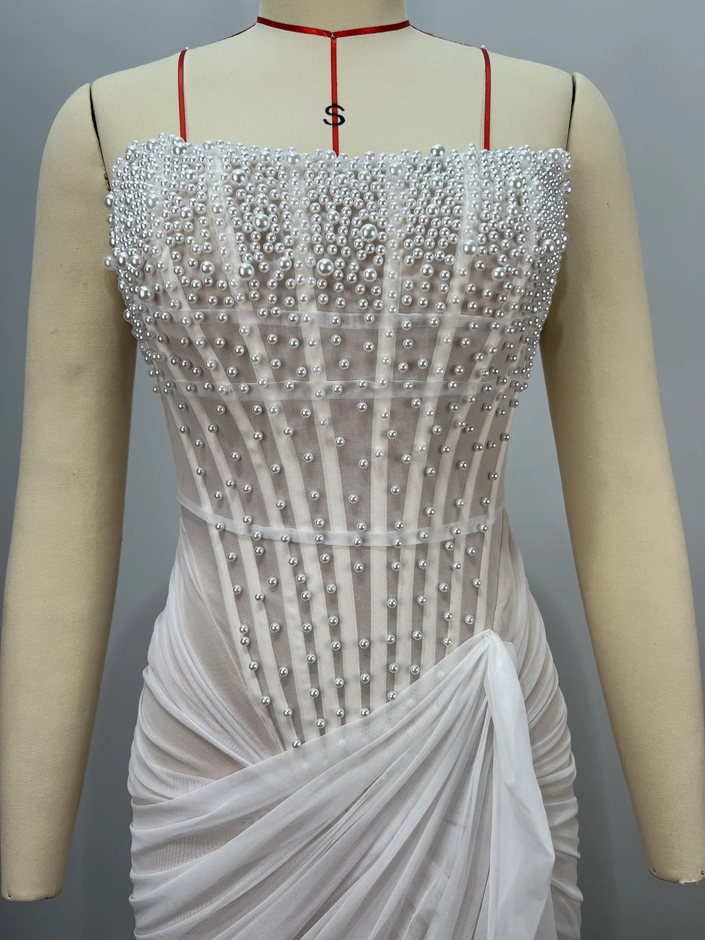 جديد وصول المرأة حمالة اللؤلؤ الأبيض Ruched أكمام مثير فتاة ساخنة سليم صالح Bodycon فستان سهرة