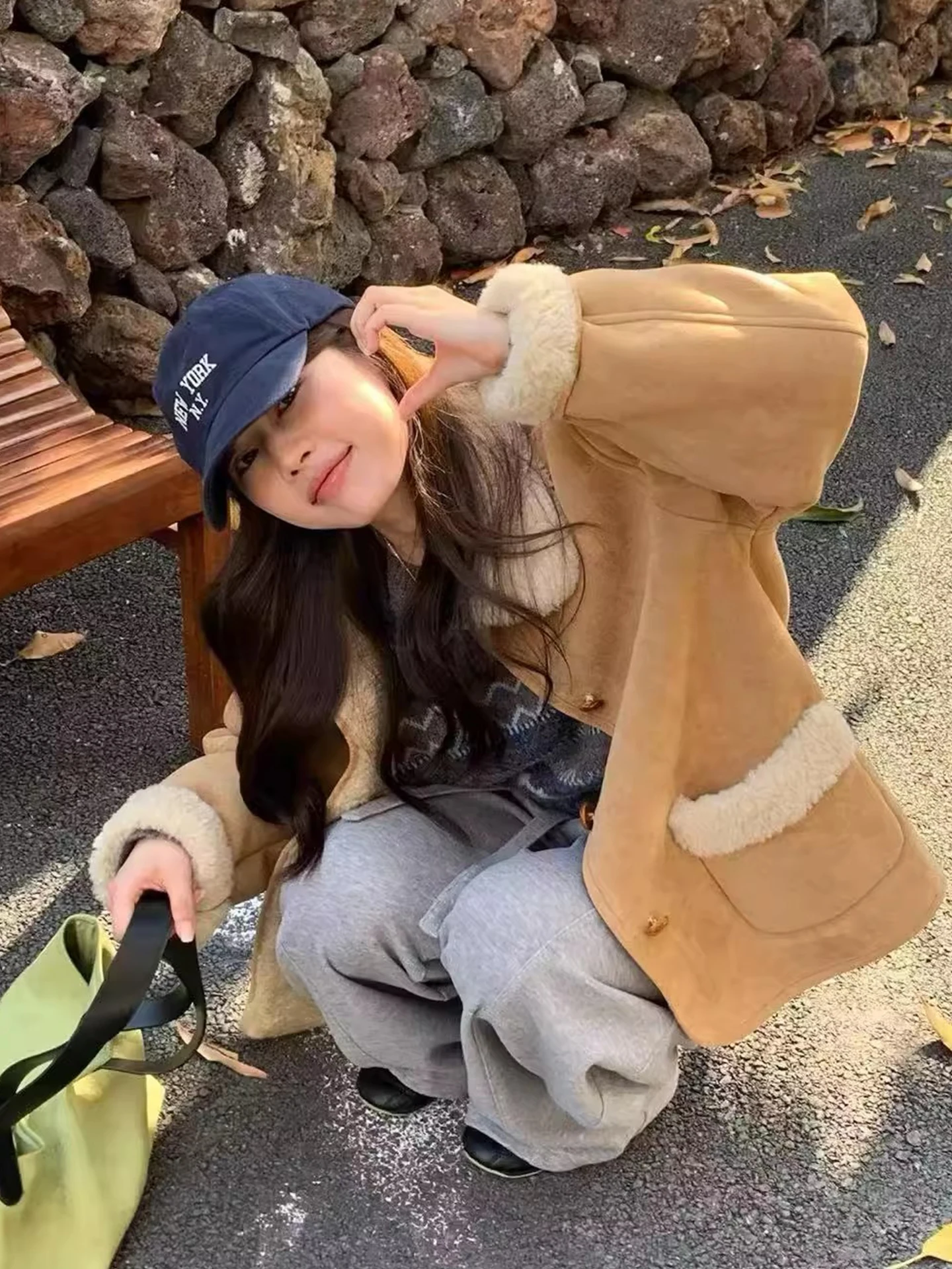 เสื้อแจ็คเก็ตผ้าฝ้ายผู้หญิงสไตล์เรโทร แต่งขนแกะ ปิดกระดุมเม็ดเดียว ตัดต่อผ้า ดีไซน์ใหม่สำหรับฤดูหนาว ทรงหลวม แขนยาว