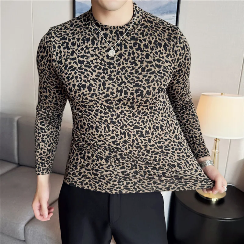 

Высокоэластичная футболка с принтом и длинными рукавами, осень 2024, новая модная облегающая футболка с леопардовым принтом и полувысоким воротом, мужская одежда