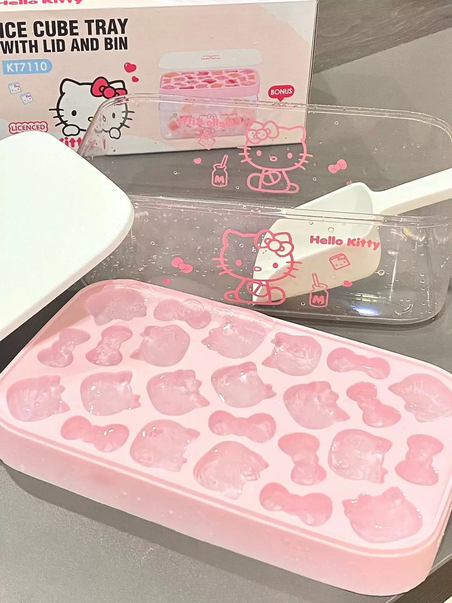 Sanrio Hellokitty Eiswürfelform mit Deckel, DIY Cartoon-Druckknopf-Silikon-Eisaufbewahrungsbox, geeignet für Haushalts-Eismaschinen