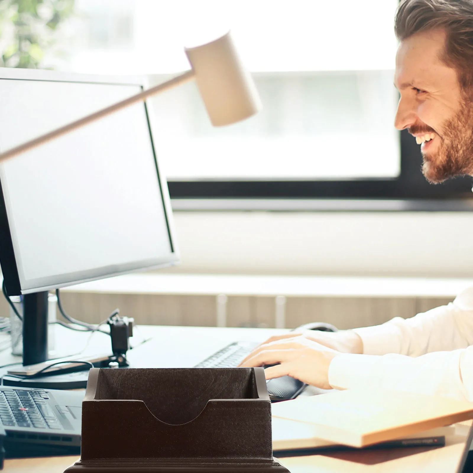 

Держатель для визитных карточек, деревянный контейнер для визиток, утолщенное нескользящее основание, настольный органайзер для офиса, элегантный и простой дизайн.