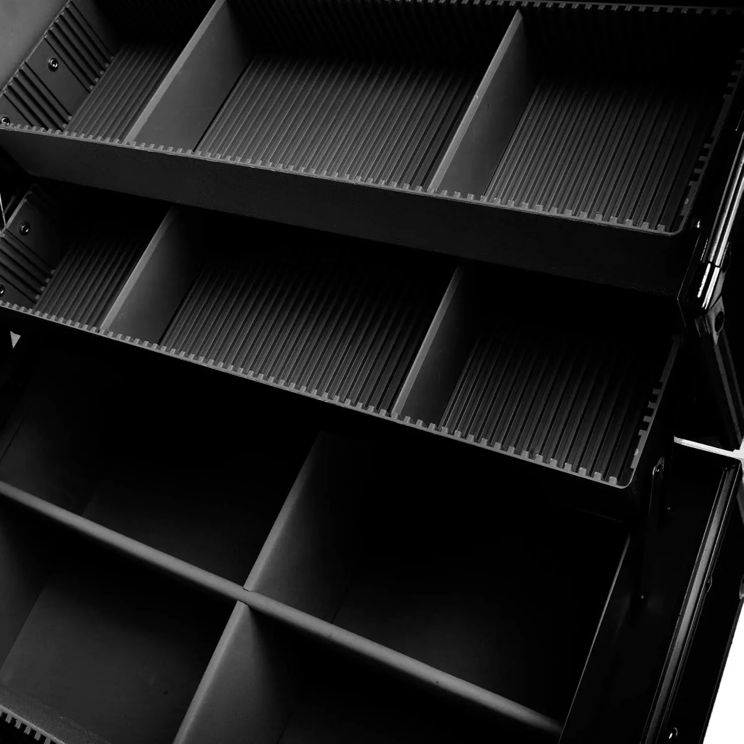 حقيبة مكياج احترافية محمولة مع أقفال ومقصورات متعددة وحزام كتف - باللون الأسود بالكامل