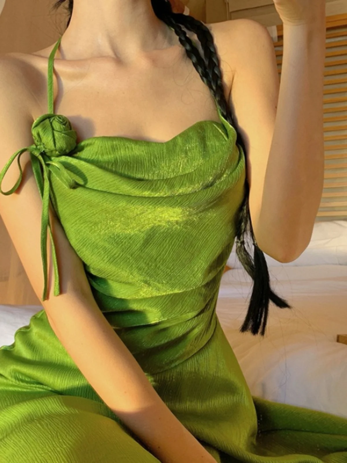 Abito Lungo in Raso Drappeggiato Stile A-Line con Spalline Sottili, Vita Alta in Chiffon, Design Elegante per l'Estate