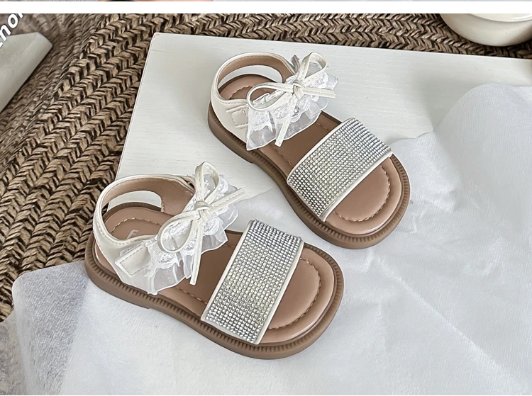Kinder-Strandschuhe mit Offener Spitze Weiche Sohle Mädchen Prinzessinnen-Schuhe Süße Spitzenschleifen 2026 Sommer Neue Kinder-Sandalen mit Klettverschluss Rutschfest – Detail 9