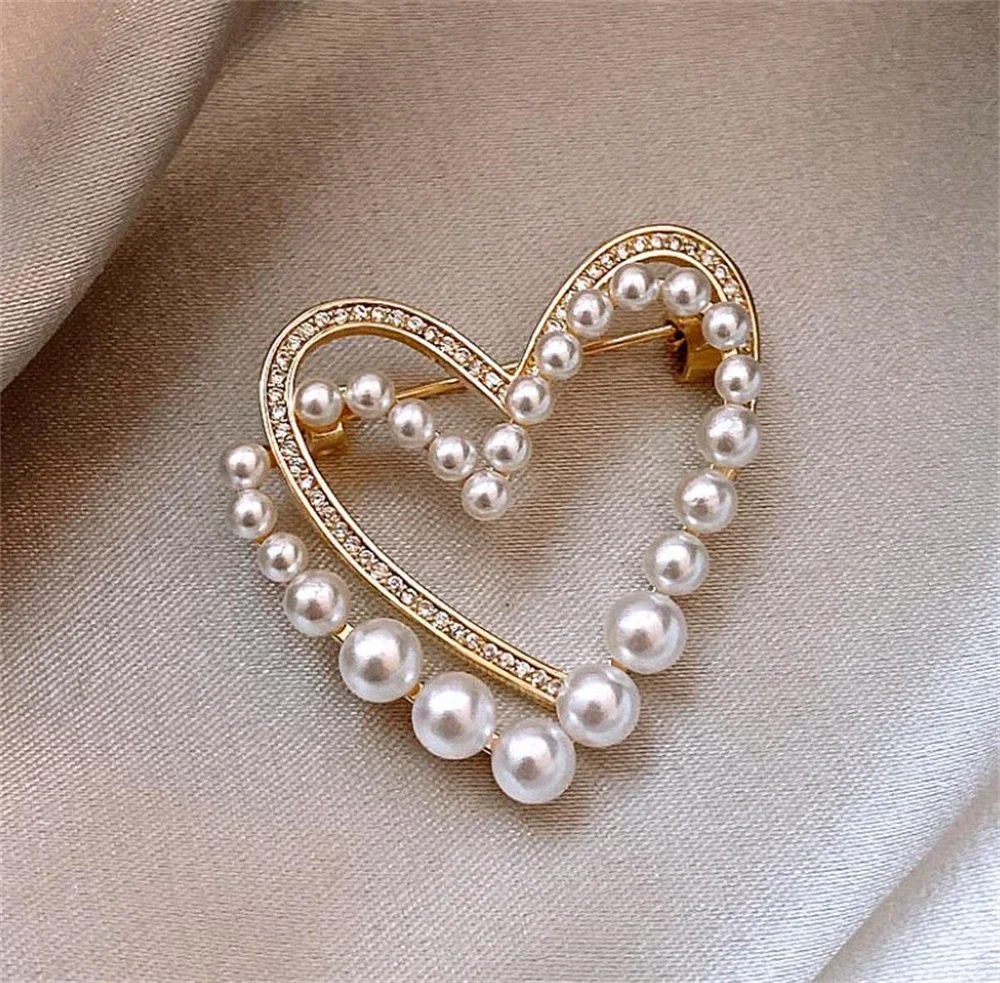 Squisita spilla con strass di perle a forma di cuore, metalli di lusso, spille vuote per le donne, spille dolci, distintivi, accessori per gioielli