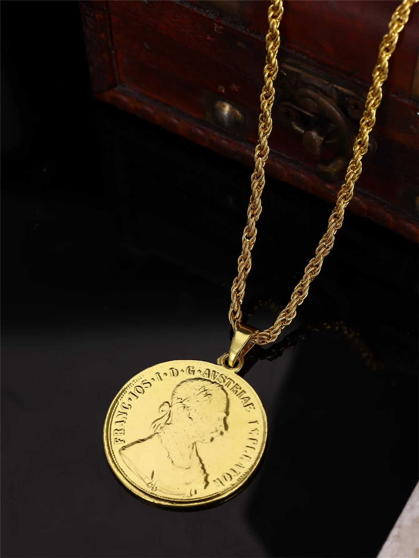 A Vintage French-Style Women's Necklace with a Napoleon Iii Portrait Coin Pendant, Paired with a Braided Chain, Suitable for Women's Daily Wear, Holiday Parties, and as a Fashion Accessory