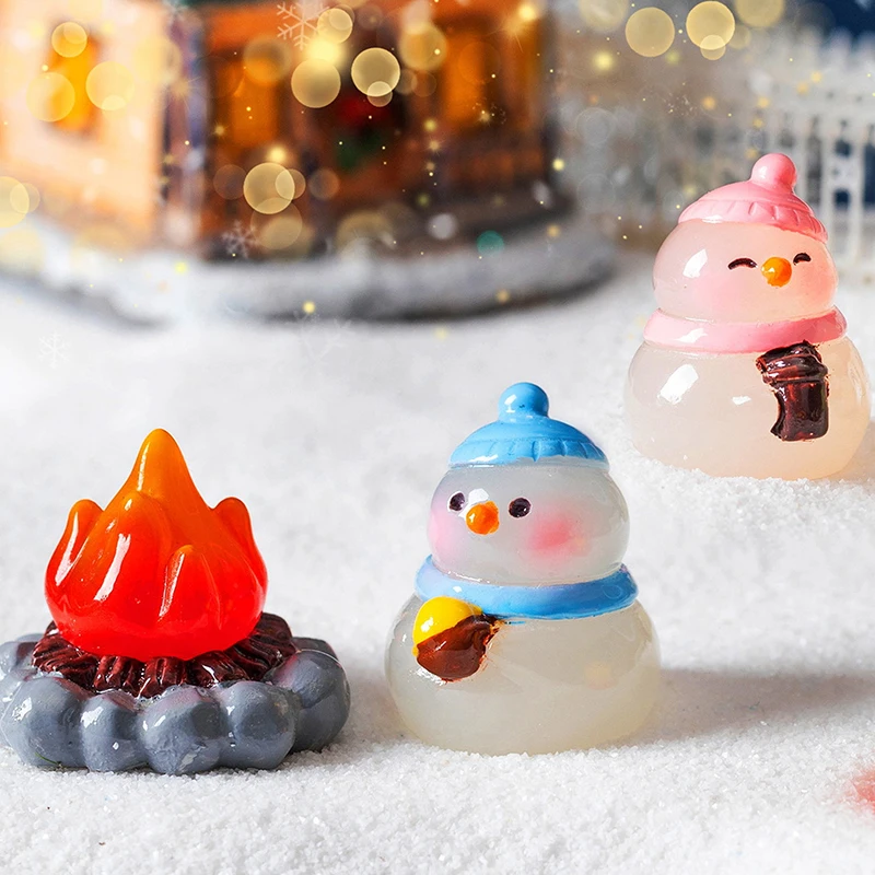 1PC DIY ตุ๊กตาตกแต่ง MINI Luminous เรซิ่นคริสต์มาสน่ารัก Bonfire Snowman เครื่องประดับ GLOW In The Dark Miniature รูป