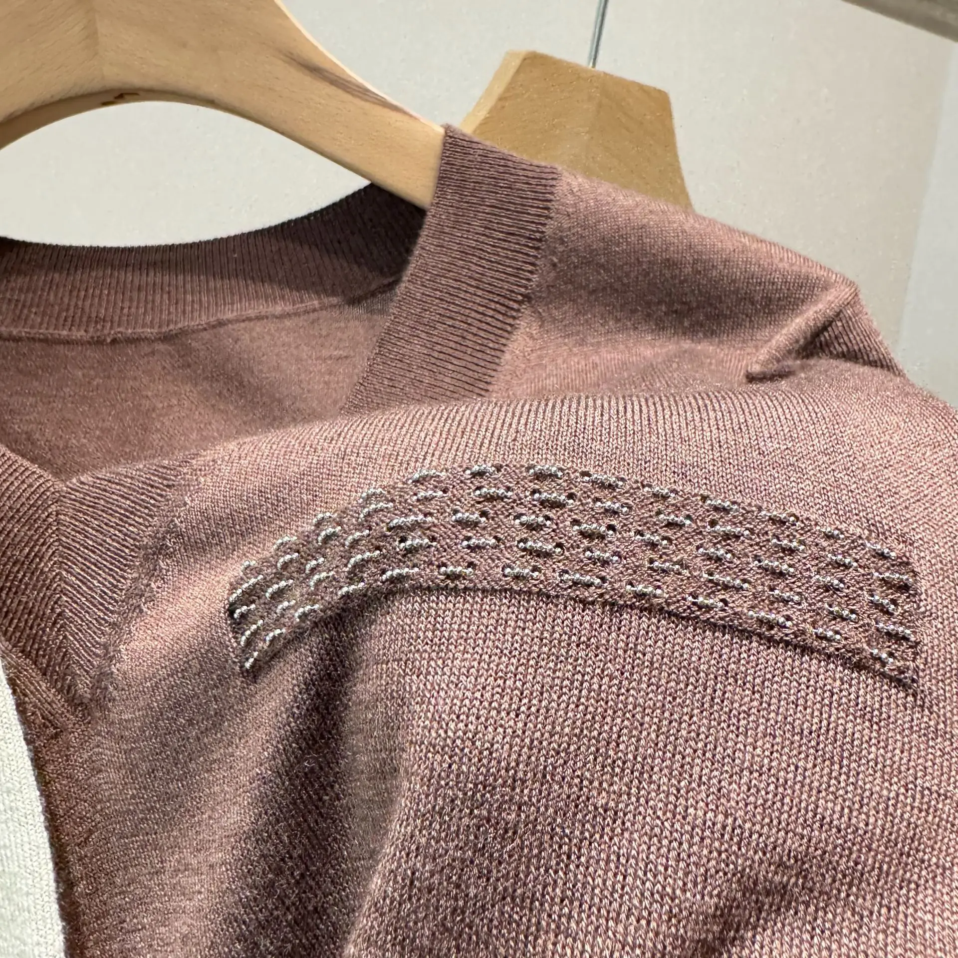 2026 Spring/Summer New Style Silk Cashmere V-Neck Knitted T-Shirt with Chain Decoration on Chest, Loose Fit and Slimming