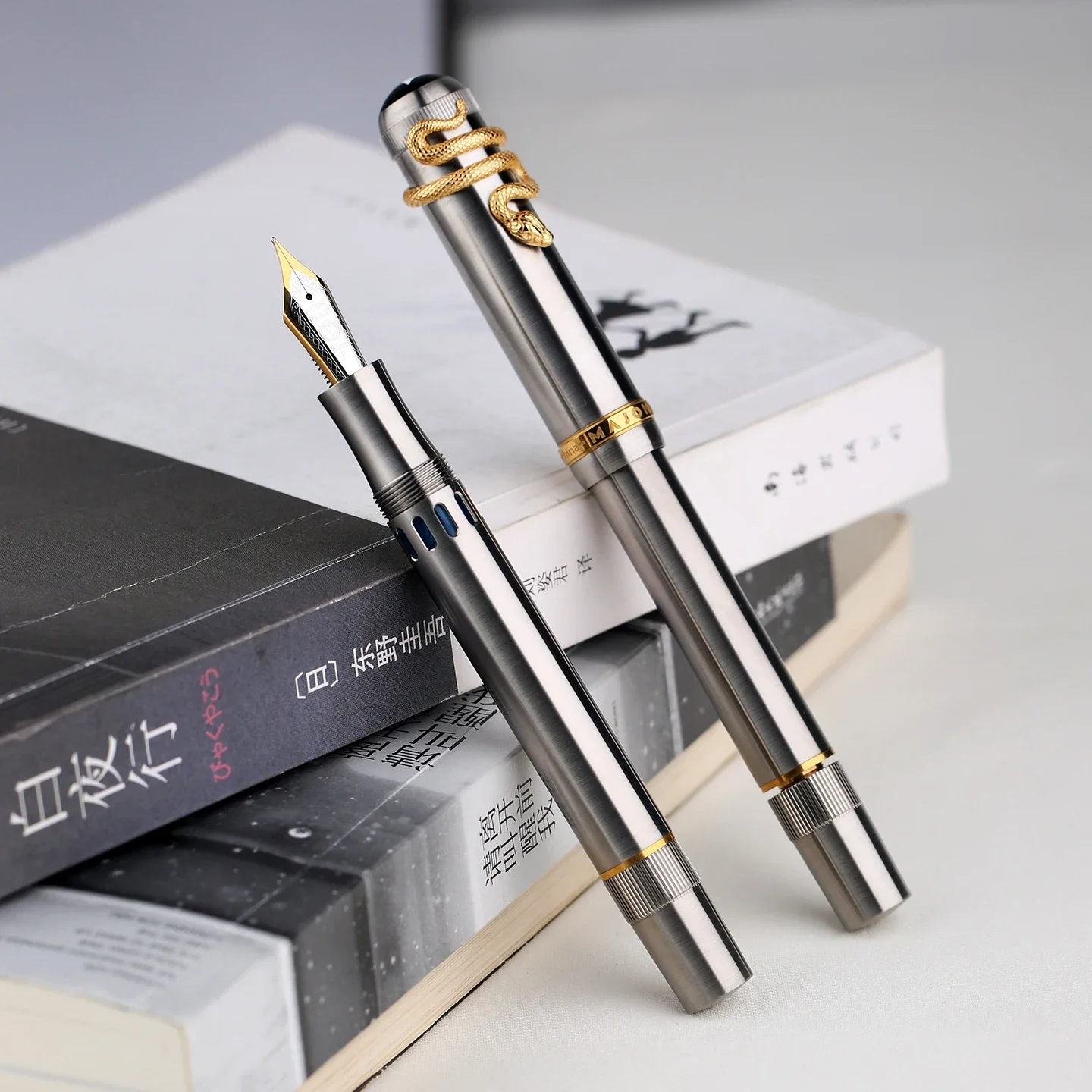 

Majohn P137 Limited Snake Year Titanium Alloy Piston Fountain Pen No.6 Nib with Snake Clip Business Student Writing Gift Box Set