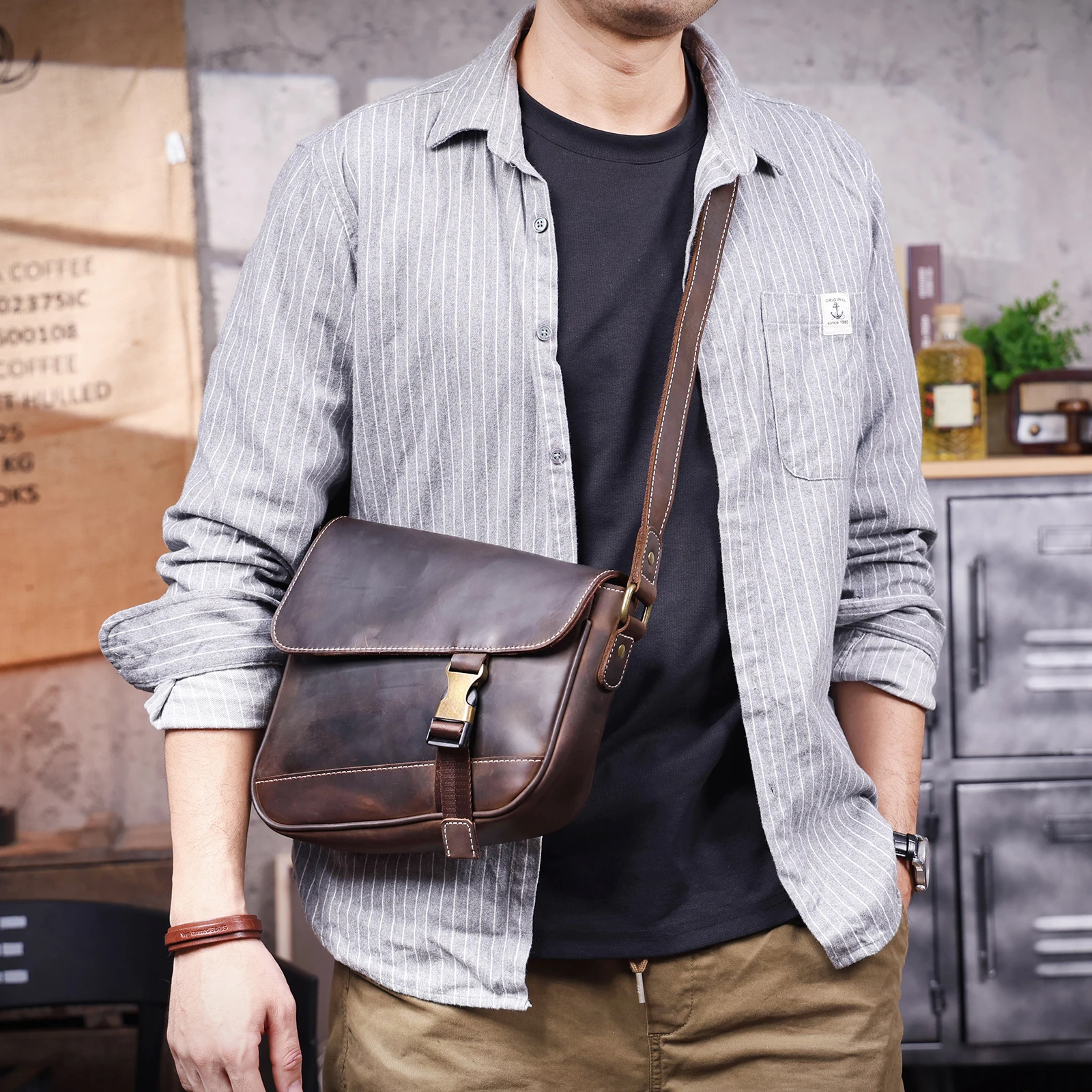 S.WORKER Vintage Echtleder Herren-Umhängetasche, Lässige Crossbody-Tasche, Crazy Horse Leder Schultertasche, Handgefertigt – Detail 4
