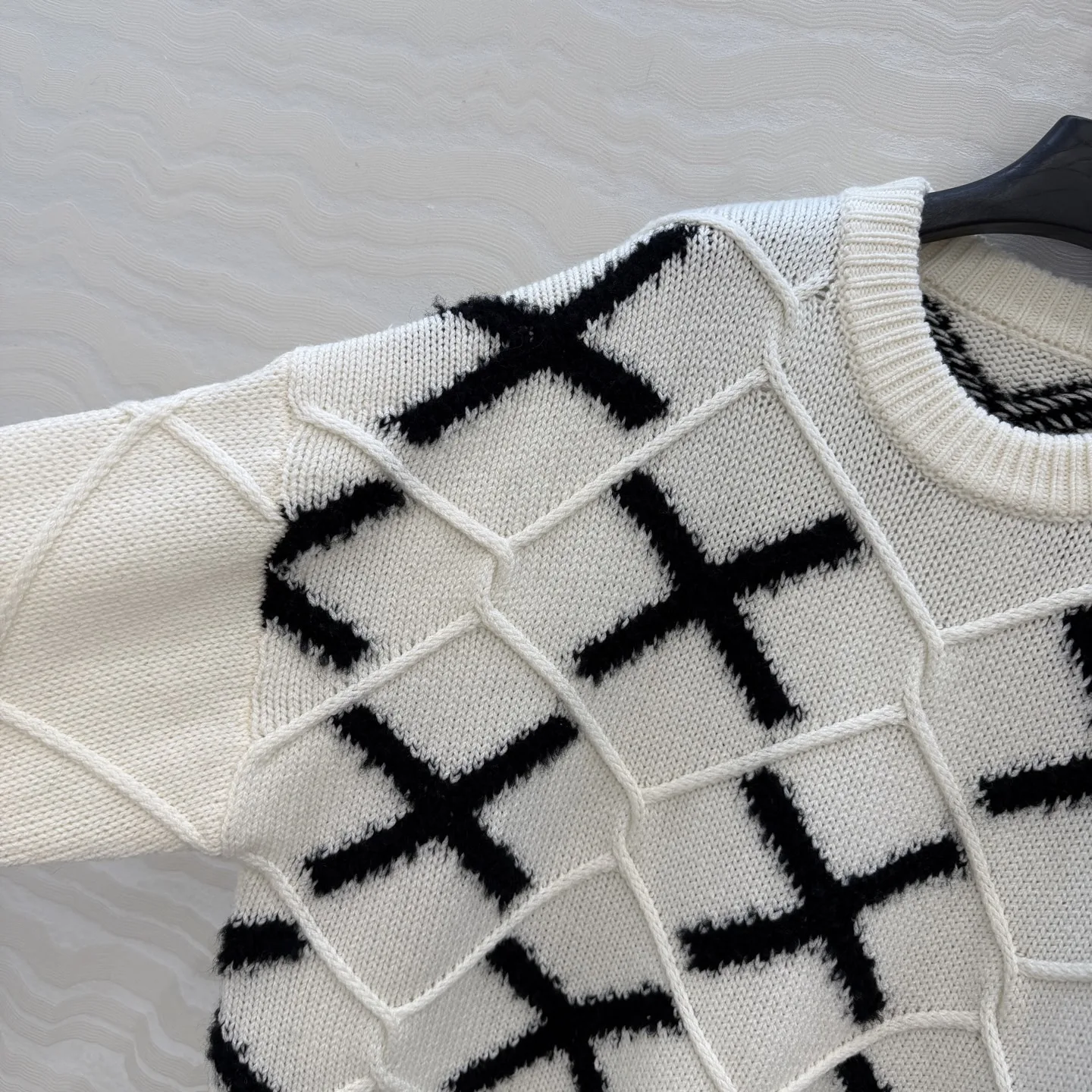 เสื้อสเวตเตอร์ไหมพรมถักสำหรับผู้หญิง สไตล์ลำลอง ลายปักเพชร สีขาวดำ สำหรับฤดูใบไม้ร่วงและฤดูหนาว ให้ความรู้สึกสบาย