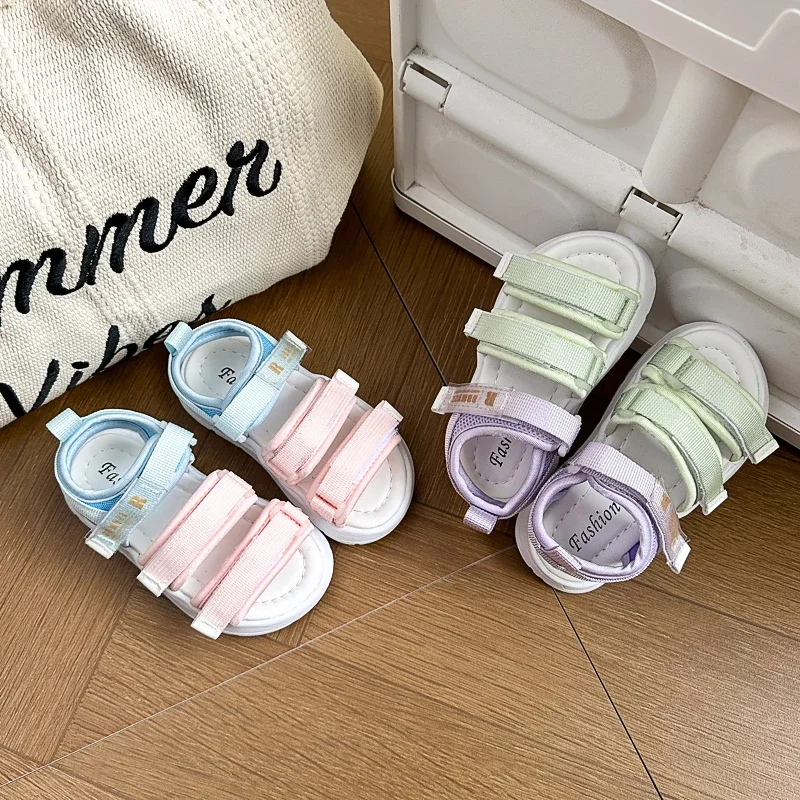 أطفال صنادل كاجوال لون الحلوى لينة أسفل الفتيات أحذية الشاطئ أصابع مفتوحة مريحة 2025 صيف جديد الأطفال الصنادل عدم الانزلاق