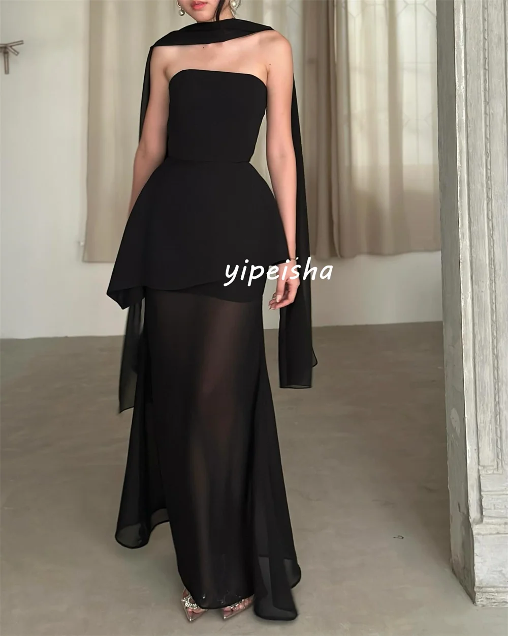 Taglie disponibili in stile moderno personalizzate Abiti midi dritti senza spalline con pieghe in chiffon Abiti da cerimonia su misura Sexy di alta qualità