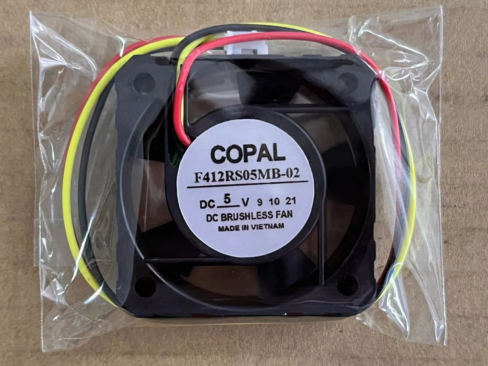 

ДЛЯ 1 шт. F412RS05MB-02 5 В 4 см 3-проводной охлаждающий вентилятор