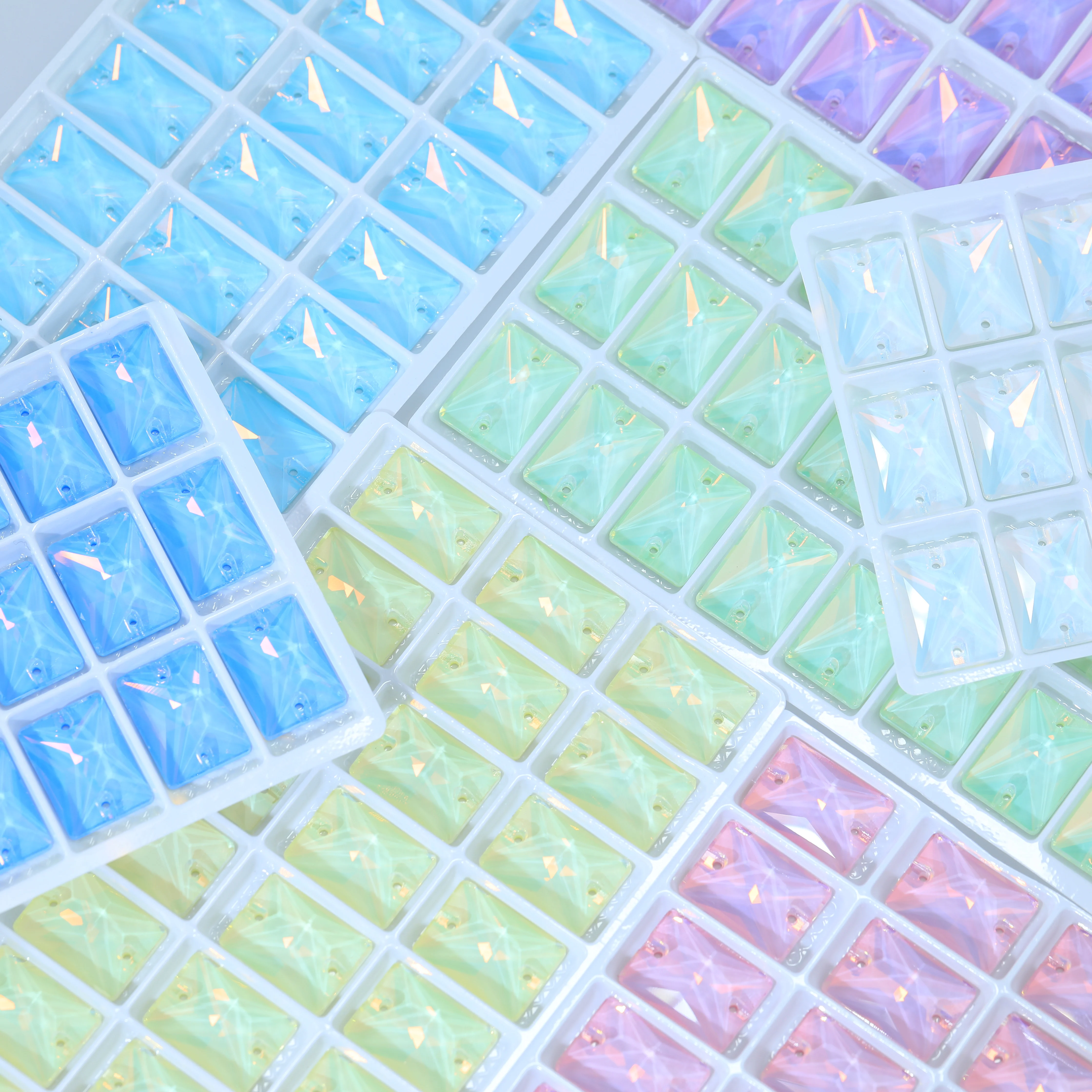 Rechteckiger, rechtwinkliger AM-Aufnähkristall aus Glas, weiß, glänzend, für DIY-Bastelzwecke, Kleidung, Handyhüllen, Haaraccessoires. – Detail 3