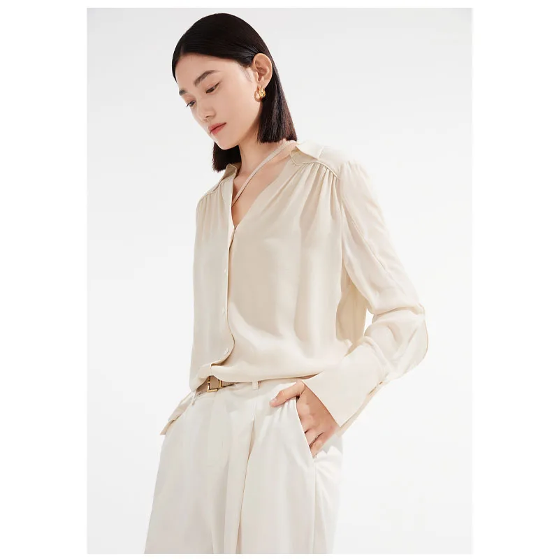 High-end Silk Women's Shirt Elegant fashionable, noble in style. The top is suitable for both business casual wear, lightweight