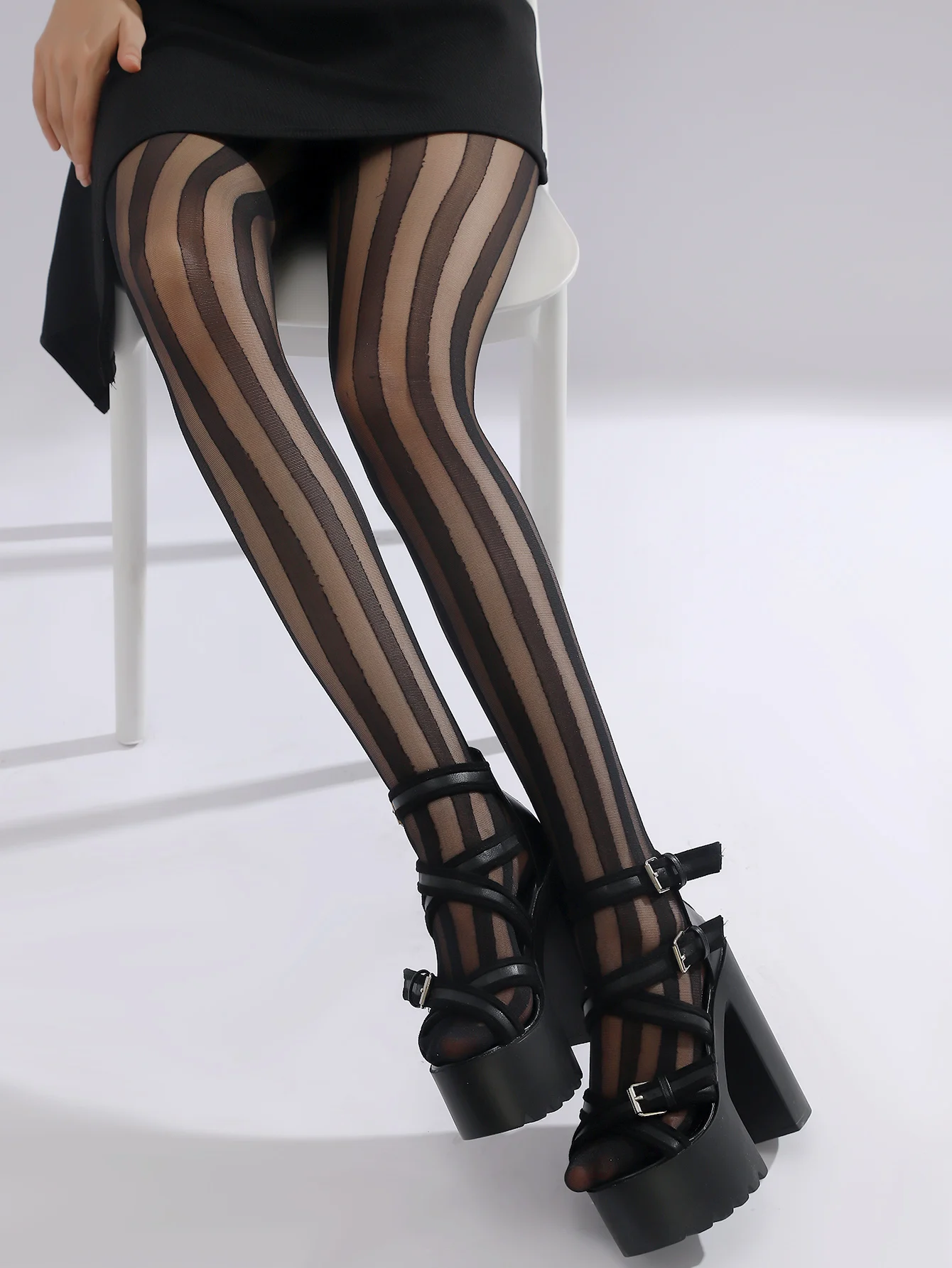 قطعة واحدة من جوارب الحرير الرقيقة المخططة السميكة، جوارب طويلة مثيرة للتخسيس بشريط عمودي واسع