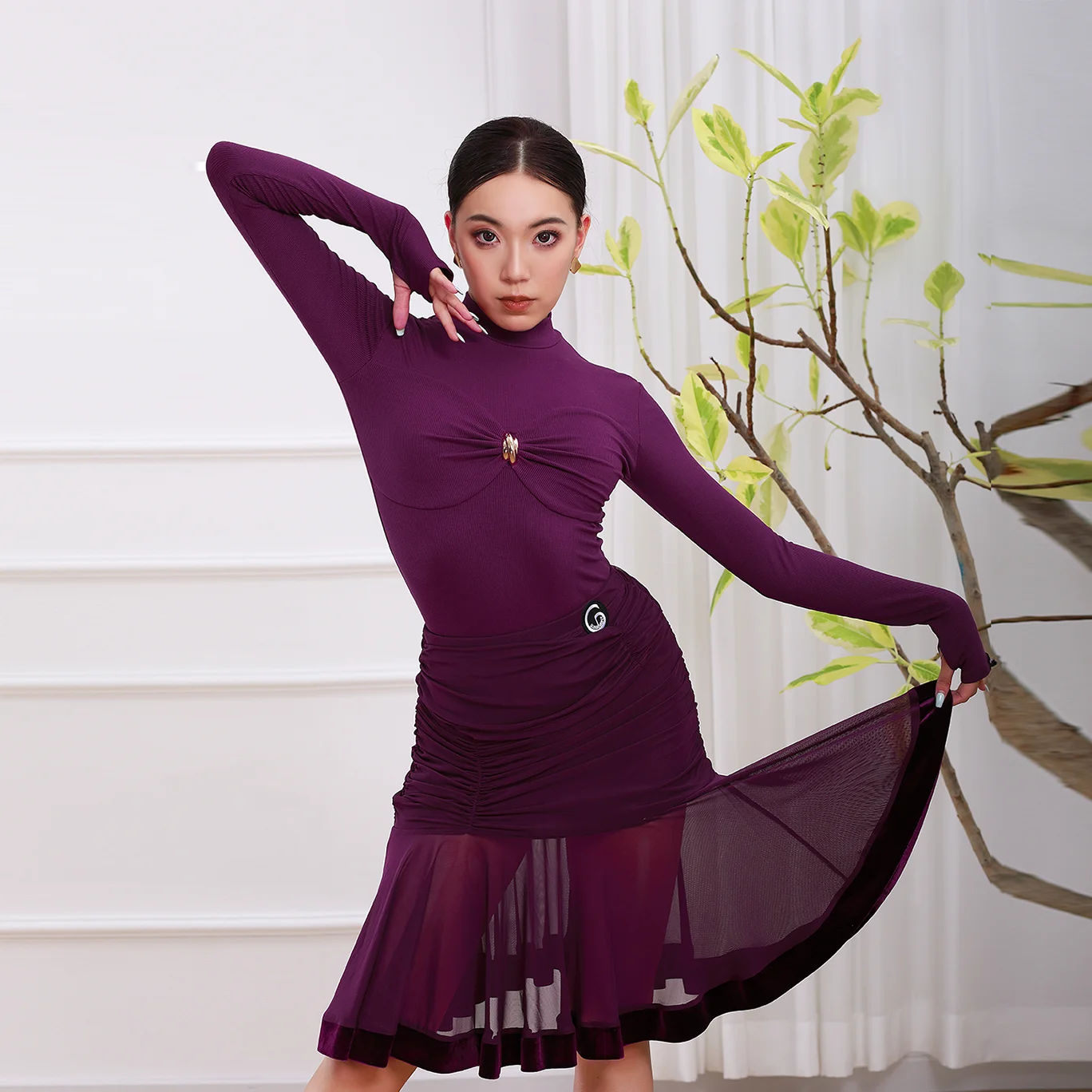 2026 Nowe stroje do tańca latynoamerykańskiego, krótki kombinezon z wysokim kołnierzem i długim rękawem, spódnica z siateczki, strój do tańca latynoamerykańskiego XH3946