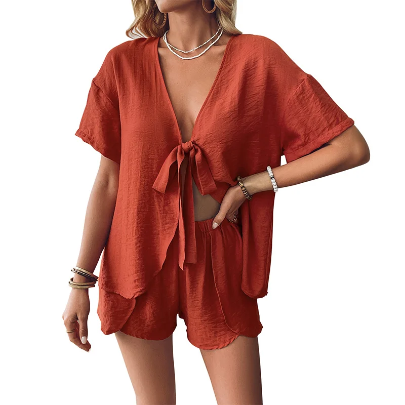 مجموعة صيفية من قطعتين للنساء: توب كاجوال وشورتات، أكمام قصيرة، فتحة عنق على شكل V، مصنوعة من البوليستر، من مصنع صيني.
