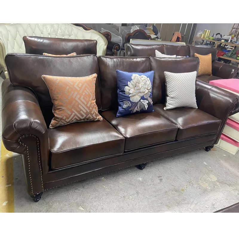 Combinação de sala de estar, três pessoas, linha reta, sofá americano, cera de óleo, couro, primeira camada, estilo retrô, marrom