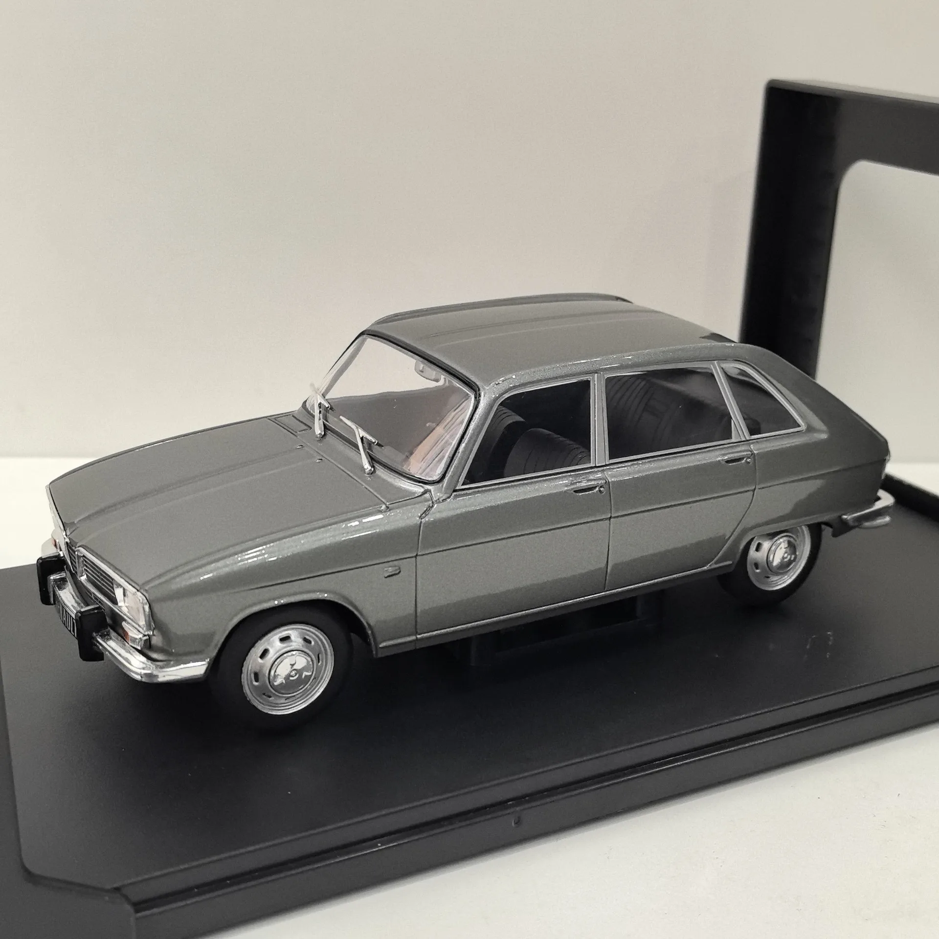 Pressofuso WHITEBOX Scala 1/24 RENAULT 16 1965 Renault Modello di Auto In Lega Da Collezione Giocattolo Regalo Souvenir Display Ornamento