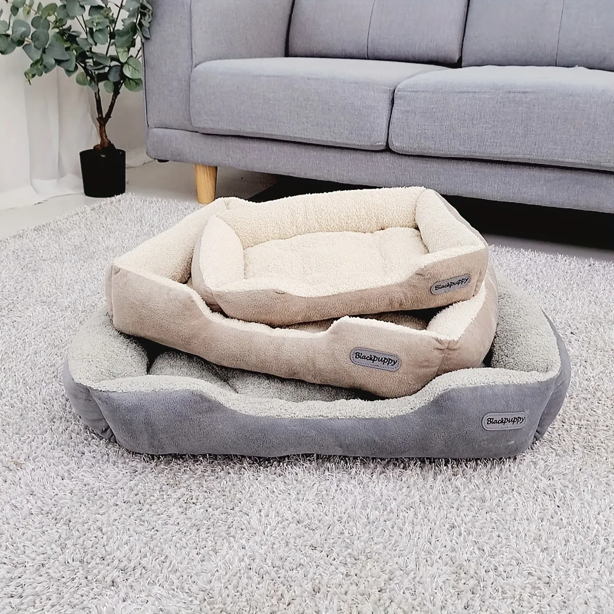 

Soft and durable modern polyester pet bed for small to medium sized pets - a comfortable fall and winter square design