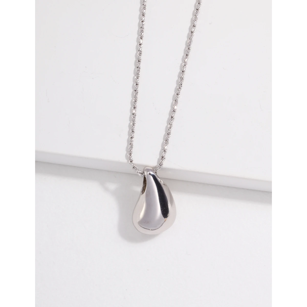 S925 sterling silver plated with 18k gold | minimalist pendant | essential summer V-neck necklace with adjustable length 101690