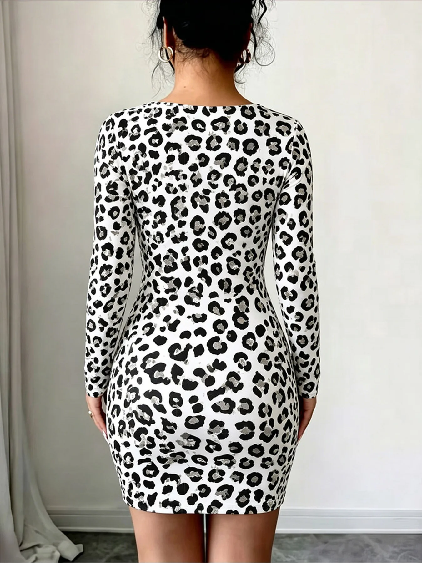 Damenkleid mit geometrischem Polka-Dot-Muster, langen Ärmeln, lässig, elegant, bequem, Minirock, schräger Kragen, Herbstmode – Detail 4