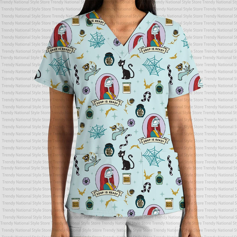 เสื้อยืดแฟชั่นใหม่สำหรับผู้หญิง ชุดยูนิฟอร์มทำงาน คอวี มีกระเป๋า ลาย The Nightmare Before Christmas แจ็คและแซลลี่ สำหรับร้านเสริมสวย