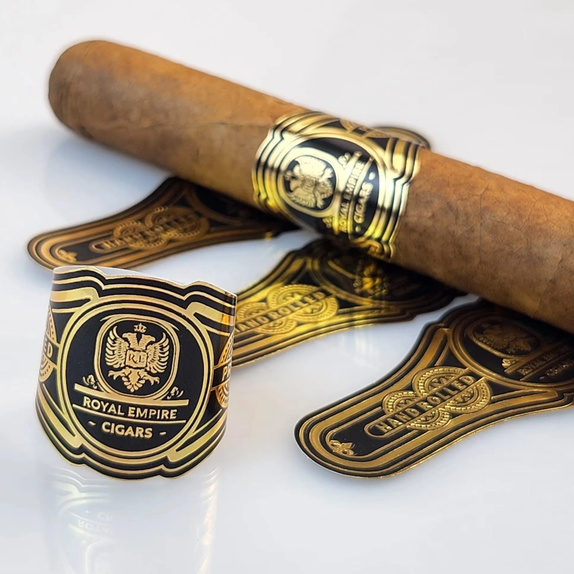 

Пользовательские наклейки из золотой фольги для сигар задней древесины | Этикетки с тиснением логотипа и УФ-печатью, маслостойкая упаковка, кольца для сигар