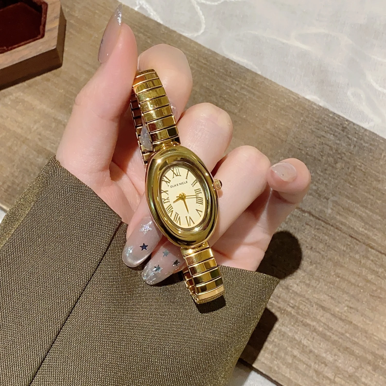 

Изысканные женские часы с пружинным ремешком, элегантные золотые и серебряные кварцевые наручные часы с браслетом, новые красивые овальные часы для женщин и девушек