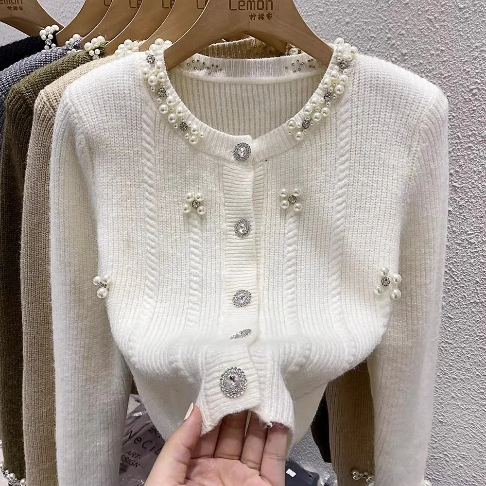

Белый вязаный кардиган с французскими бусинами и жемчугом Фея, женский новый осенний короткий свитер с кристаллами и пуговицами, шикарный вязаный топ с длинными рукавами и круглым вырезом