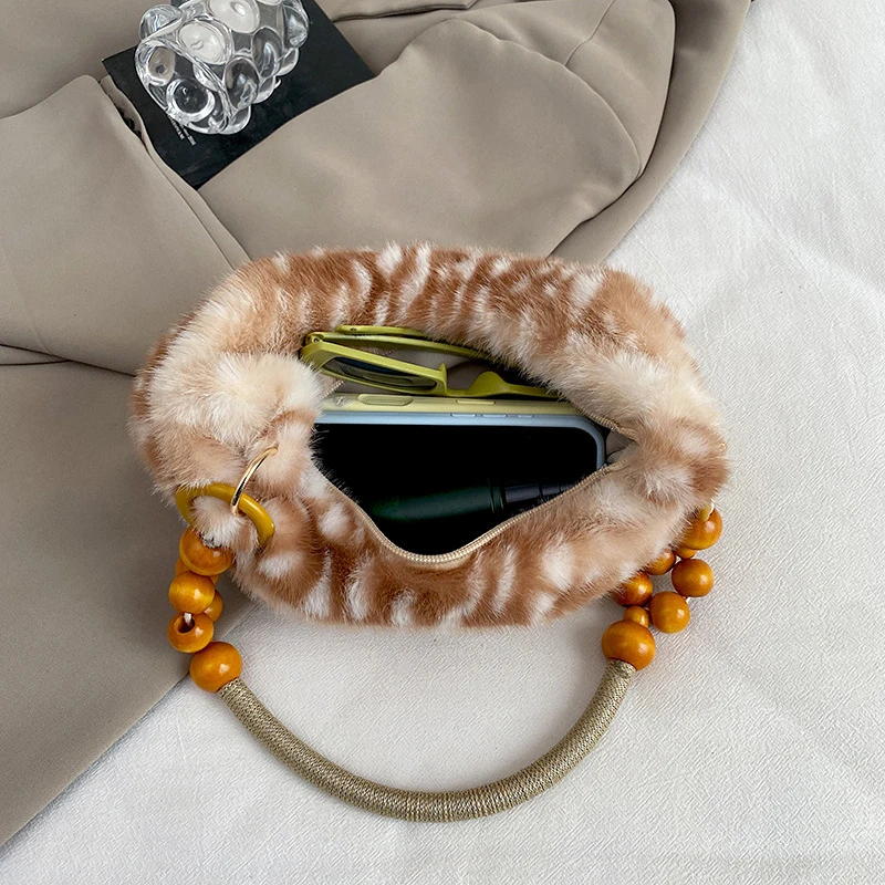 Kunstfell-Unterarmtasche für Damen mit Hirschfleckenmuster, flauschige Plüsch-Schultertasche mit Holzperlengriff-Design, Vintage-Handtasche ﻿ – Detail 1