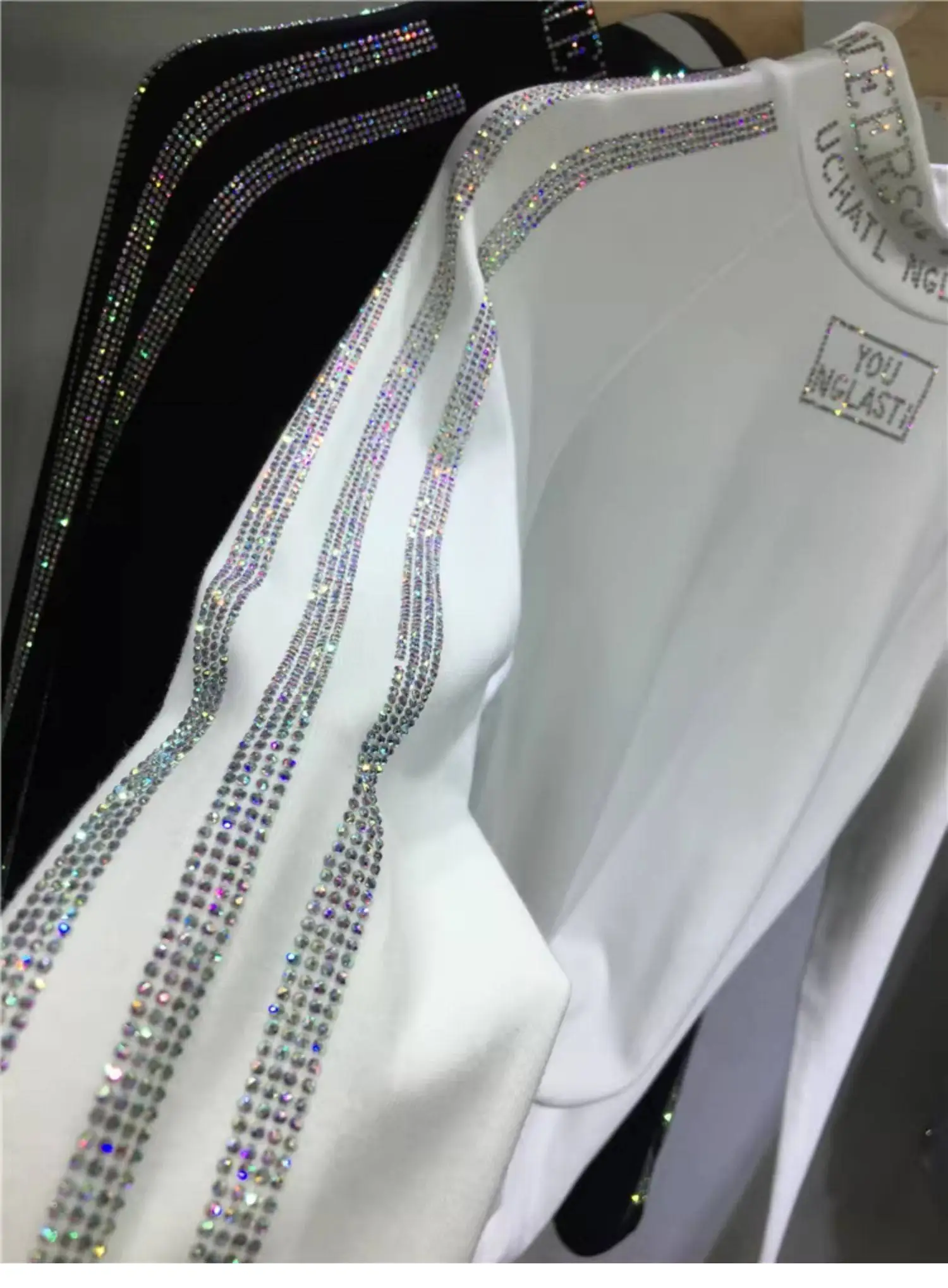 เสื้อยืดแขนยาวทรงเข้ารูป คอสูง ประดับคริสตัล งานหนัก สีดำ พิมพ์ลายตัวอักษร  สำหรับผู้หญิง ฤดูใบไม้ร่วง ฤดูหนาว รุ่นใหม่