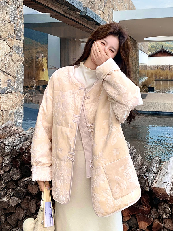 سترة شتوية نسائية صينية جديدة مطبوعة لعام 2025، أنيقة ونحيفة ودافئة، مع أزرار وتصميم فضفاض صديق للبيئة