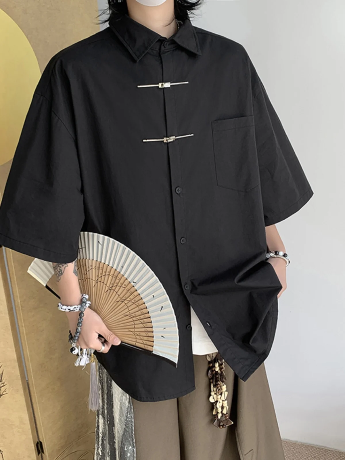 

Новая китайская мужская рубашка с коротким рукавом, с металлическим блеском, струящаяся, с эффектом драпировки, повседневная, модная, премиум-класса.