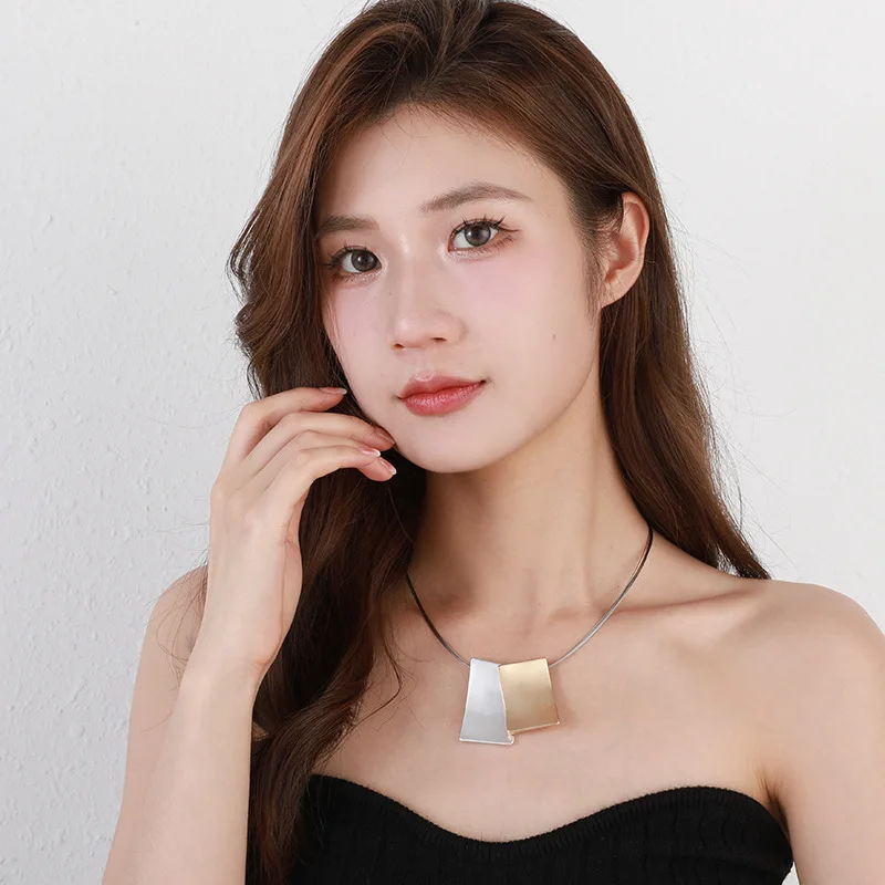 جديد لأوروبا والولايات المتحدة قلادة شعبية متعددة الاستخدامات هندسية قصيرة URL بسيطة للمرأة غير لامعة