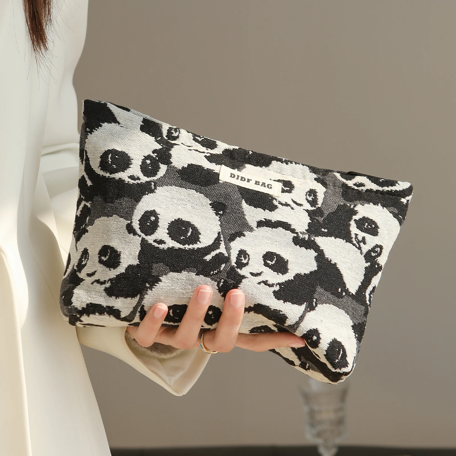 Women\'s Cosmetic Bag Black & White Panda Portable Lipstick Mobile Phone Cosmetic Storage Bag Commuter Clutch Travel Amenity Bag