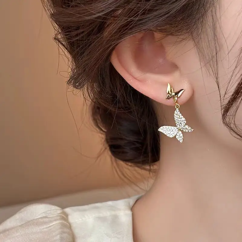 1 Pair of Fashionable and Stylish New Style Earrings with micro Inlaid Diamonds, Women's Doubles, butterfly Pearls, Flower Earri