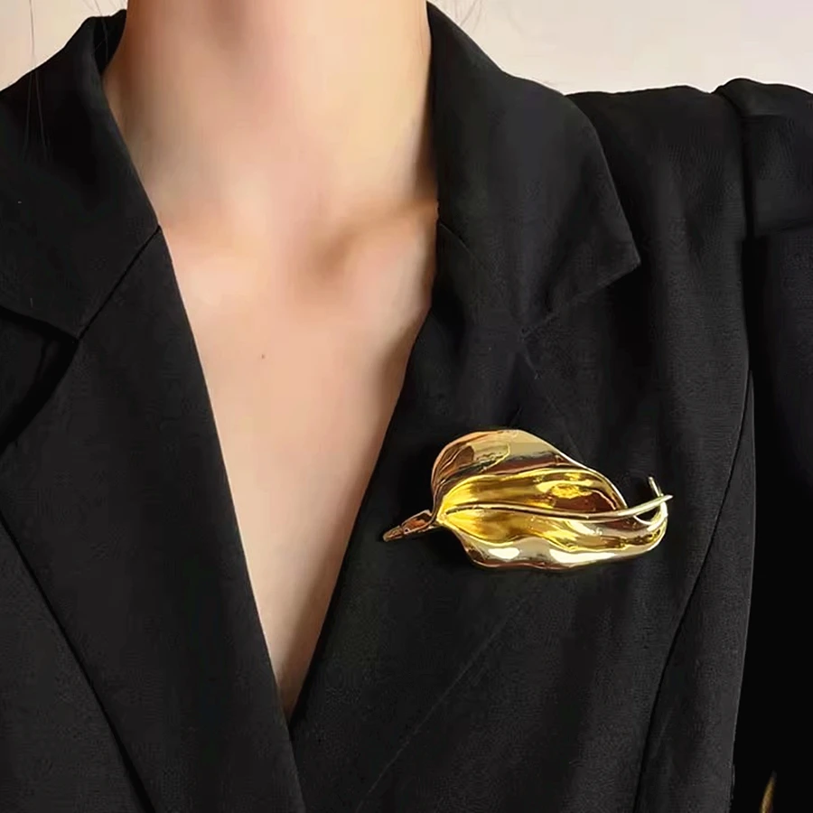 Vintage Metal Leaves Flower Shape Brooch for Women Unique Delicate Suit Corsage Pins Fashion Accessory Party Jewelry