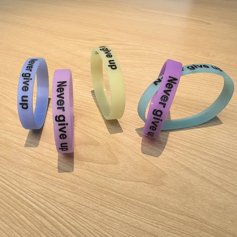 سوار معصم من السيليكون المتوهج في الظلام مع طباعة "لا تتخلى أبدًا" - سوار رياضي تحفيزي، مريح ومتين، متعدد C