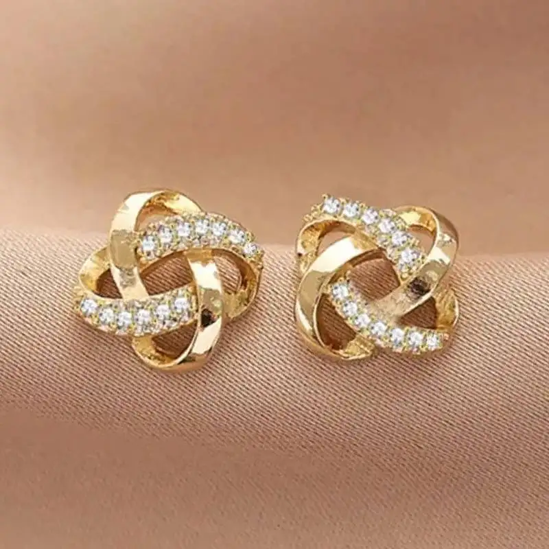Huitan Elegante goldfarbene Ohrstecker mit Kreuzknoten-Design für Damen, Party, Hochzeit, stilvolle Accessoires, schicker Hochzeitsschmuck mit CZ