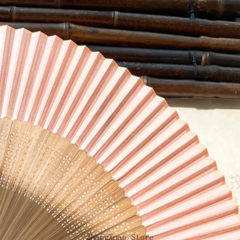 Eleganter chinesischer Faltfächer mit seidenartigem Stoff, ideal für Fotoshootings und traditionelle Kostüme. Handgefertigter Fächer, 3XUF. – Detail 5