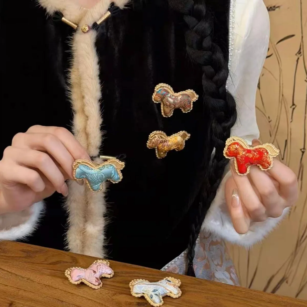 New Chinese-Style Song Brocade Horse Brooch for Women, Kawaii Floral Statement Brooch, Daily Coat Scarf Evening Boho Cute