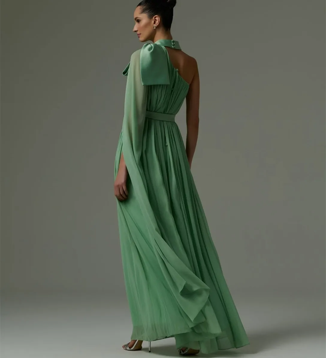 Op maat gemaakte lange halter chiffon galajurken met cape/strik A-lijn groene geplooide vloerlengte avondjurk voor dames